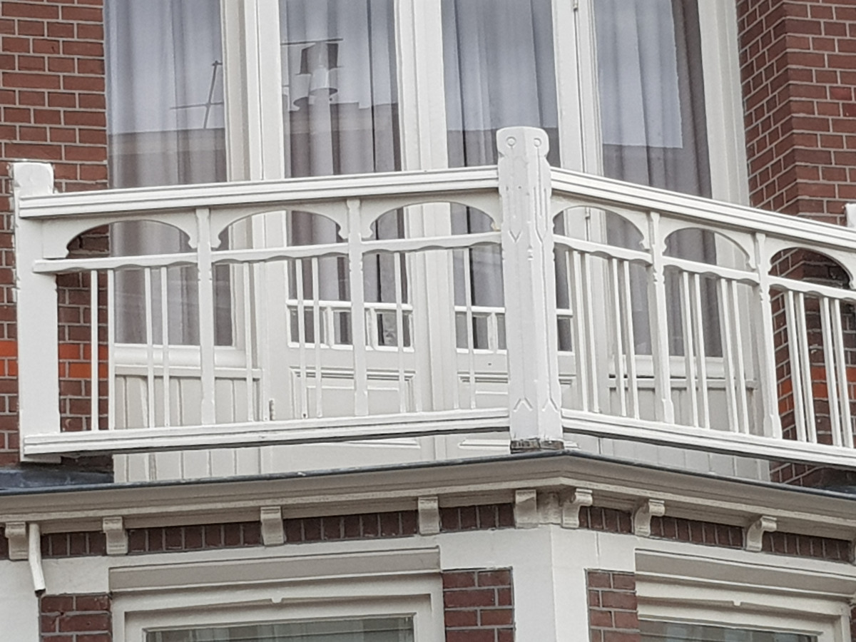 Verscheidene houtrot en houtherstel werkzaamheden.