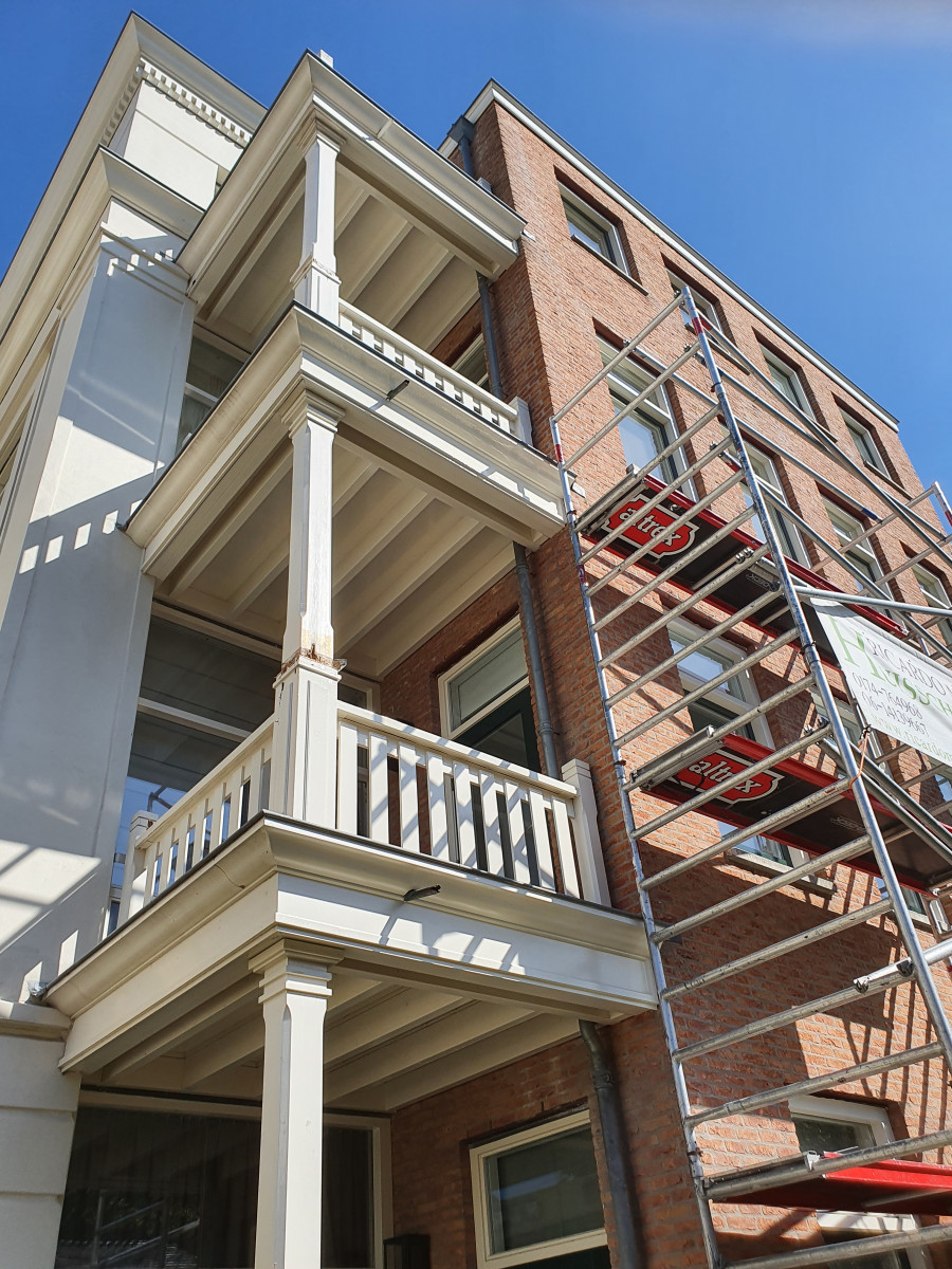 Houtrot herstel aan de Laan van Meerdervoort te Den Haag
