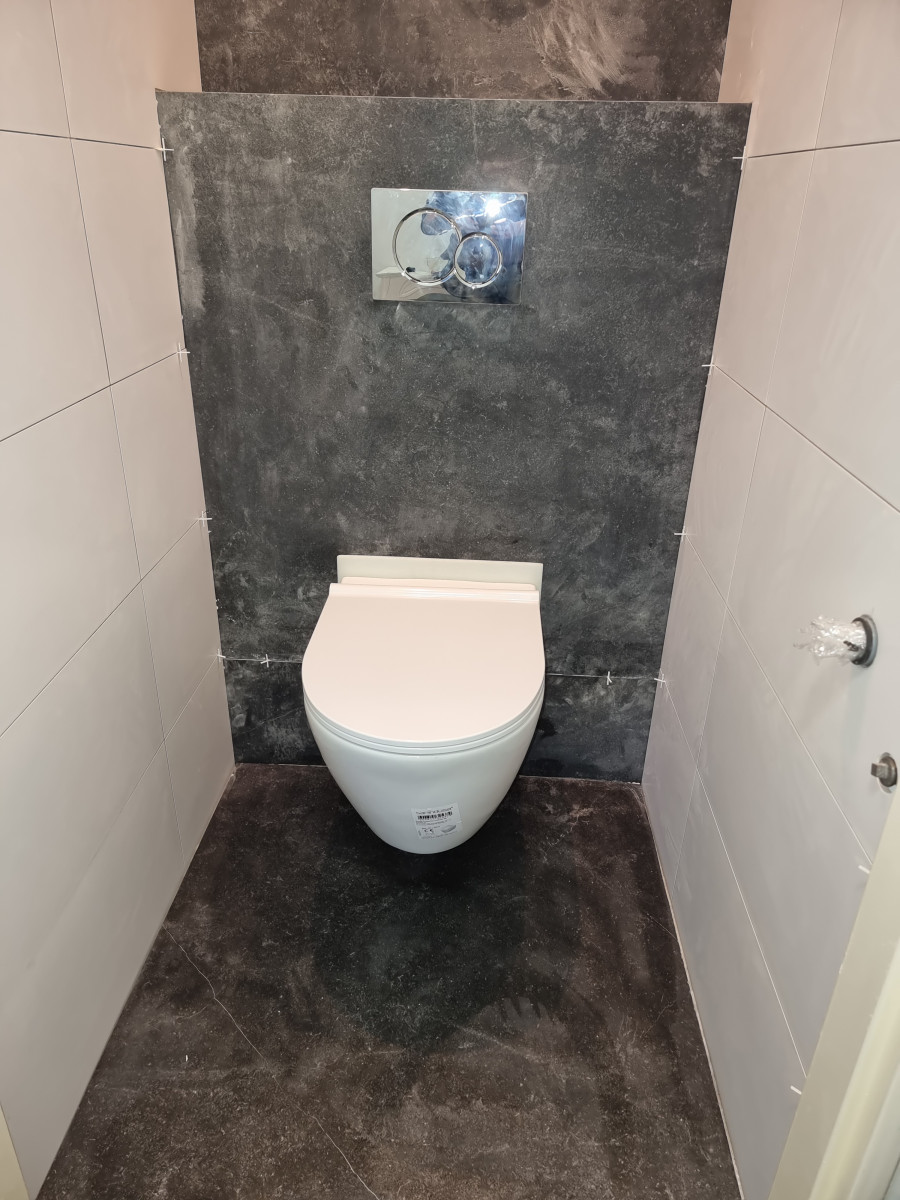 Nieuwe gerenoveerde toiletten - na renovatie foto 2 | renovatie door Leroy the Builder