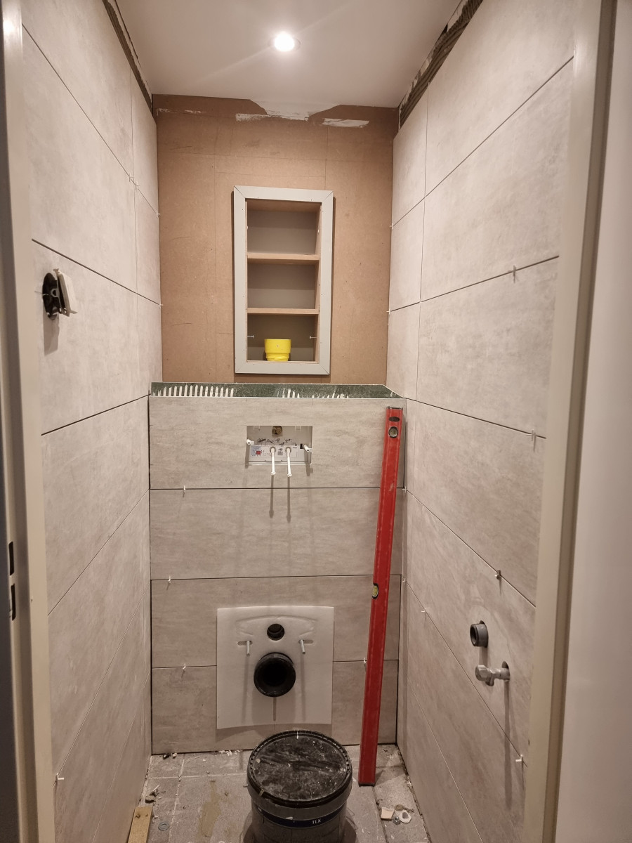 Nieuwe gerenoveerde toiletten - na renovatie foto 6 | renovatie door Leroy the Builder