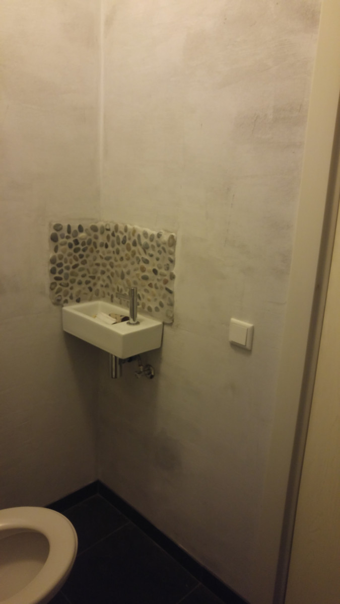 Badkamer en toilet delftgauw - na renovatie foto 1 | renovatie door Leroy the Builder